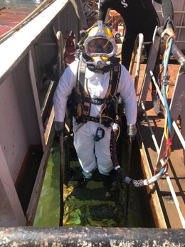 Uno de los buzos que inspecciona el fondo del OS35.