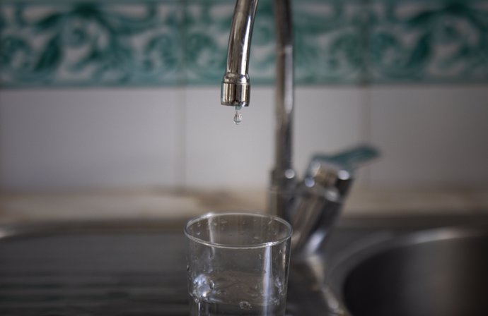 Imágenes de recurso de un grifo de agua de uso doméstico goteando. A 25 de agosto de 2022, en Sevilla (Andalucía, España).