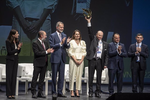 El Rey entrega de la Pluma de Oro de la Libertad 2022 a la Gazeta Wyborcza y a la Fundación Gazeta Wyborcza de Polonia durante la inauguración del Congreso Mundial de Medios, en Zaragoza.