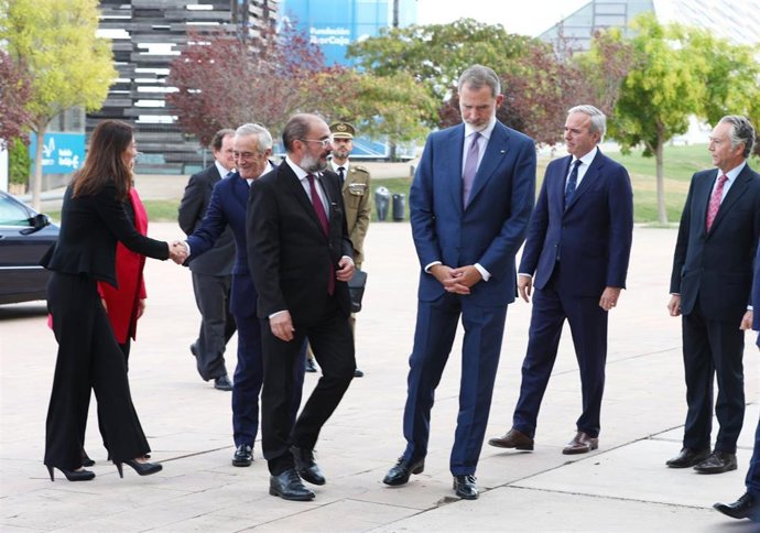Su Majestad el Rey, Felipe VI, y el presidente del Gobierno de Aragón, Javier Lambán, a su llegada al Congreso Mundial de Medios WAN-INFRA.