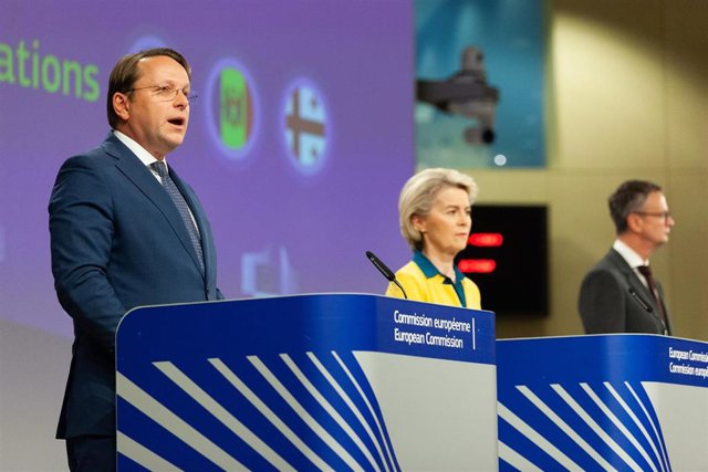 Archivo - El comisario de Vecindad y Ampliación, Oliver Varhelyi, en una rueda de prensa en Bruselas