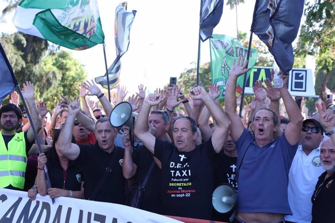Taxistas protestan ante el Parlamento andaluz.
