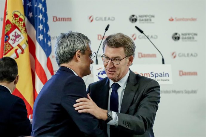 El presidente de la Cámara de Comercio de Estados Unidos en España, Jaime Malet (i), saluda al presidente del PP, Alberto Núñez Feijóo (d), se saludan durante un almuerzo informativo organizado por la Cámara de Comercio de EE.UU en España (AmChampain), 