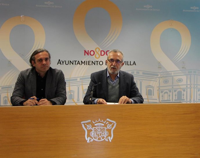 Archivo - A la derecha de la imagen, Juan Manuel Flores