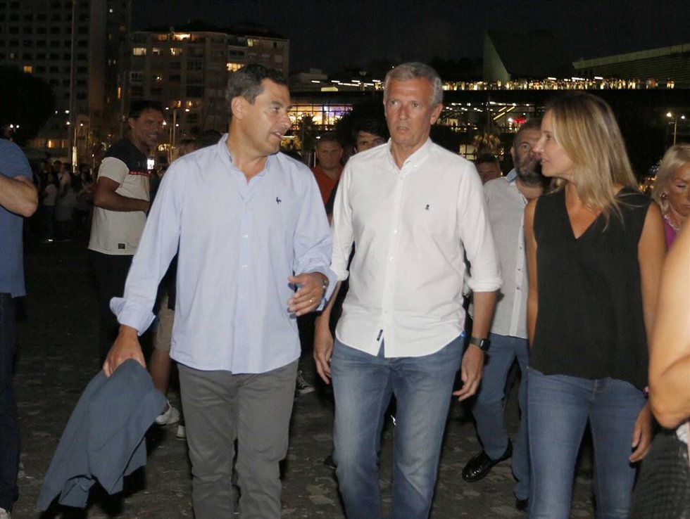Archivo - El presidente de la Xunta de Galicia, Alfonso Rueda (i1); el presidente de la Junta de Andalucía, Juanma Moreno (i2); y la delegada de la Xunta en Vigo, Marta Fernández Tapias, asisten al concierto del cantante C Tangana, en el muelle de Trasa