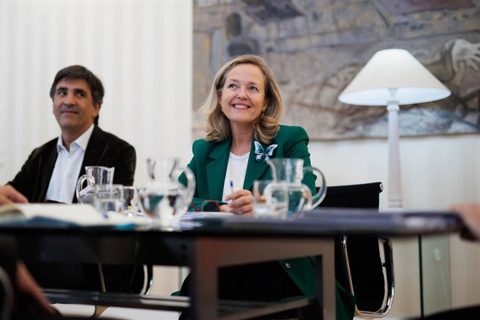 La vicepresidenta primera y ministra de Asuntos Económicos y Transformación Digital, Nadia Calviño (i), y el secretario de Estado de Economía y Apoyo a la Empresa, Gonzalo García Andrés, durante una reunión, en la Real Casa de Correos, a 28 de septiembr