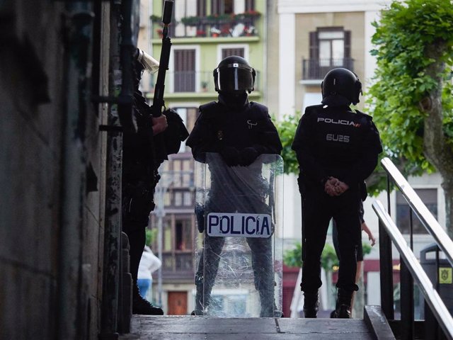 Archivo - Varios agentes de los 'antidisturbios' de la Policía Nacional en un dispositivo en Pamplona, Navarra