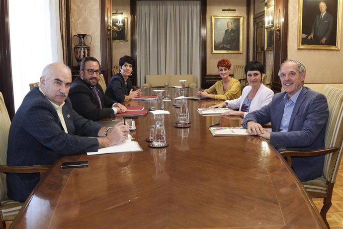 Los vicepresidentes del Gobierno de Navarra, Javier Remírez y José Mari Aierdi, y la consejera de Economía y Hacienda, Elma Saiz, con los parlamentarios de EH Bildu Bakartxo Ruiz, Laura Aznal y Adolfo Araiz.