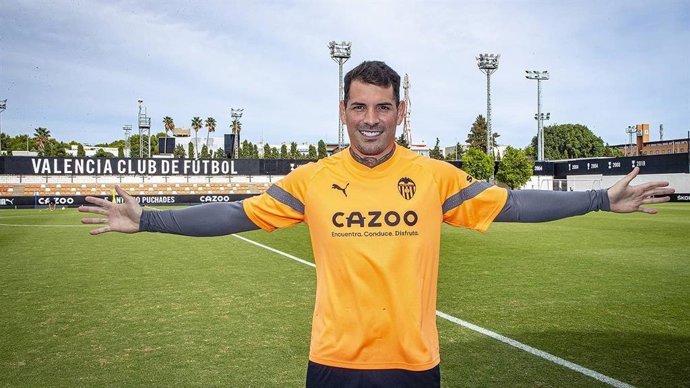 Iago Herrerín posa como nuevo portero del Valencia CF