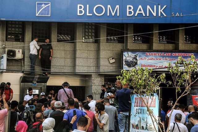 Protestas frente a una sucursal de banco en Líbano.