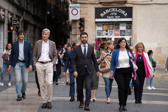 El conseller de Salut, Josep Maria Argimon (2i); el vicepresident de la Generalitat i conseller de Polítiques Digitals i Territori, Jordi Puigneró (c), i la consellera Gemma Geis (2d), a la seva arribada a una reunió extraordinria del Govern, a 28 de s