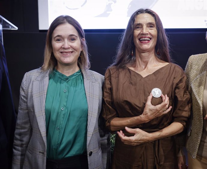 La consejera de Cultura, Turismo y Deporte, Marta Rivera de la Cruz, y la actriz Ángela Molina.