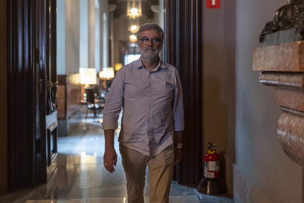 Archivo - El diputado de la CUP, Carles Riera, a su salida de la mesa del Parlamet, tras la decisión de la mesa de suspender su cargo, a 28 de julio de 2022, en Barcelona, Cataluña (España). La Mesa del Parlament ha aprobado suspender a la presidenta de