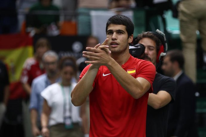 El tenista español Carlos Alcaraz da las gracias a los aficionados tras una victoria en la fase de grupos de las Finales de la Copa Davis 2022