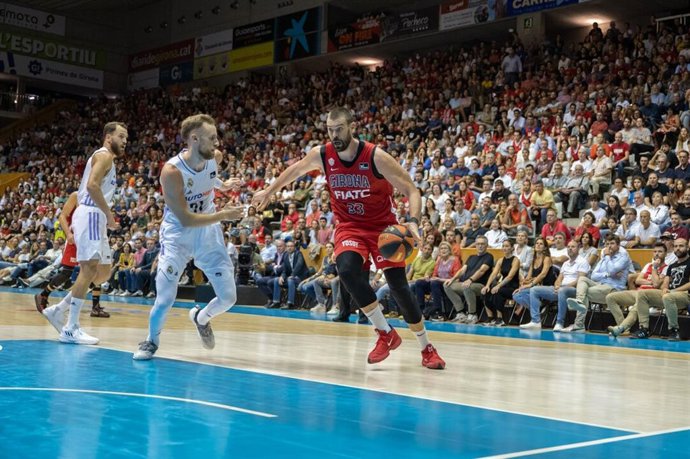 Marc Gasol intenta penetrar hacia canasta defendido por Dzanan Musa en el Bsquet Girona-Real Madrid de la Liga Endesa 2022-2023