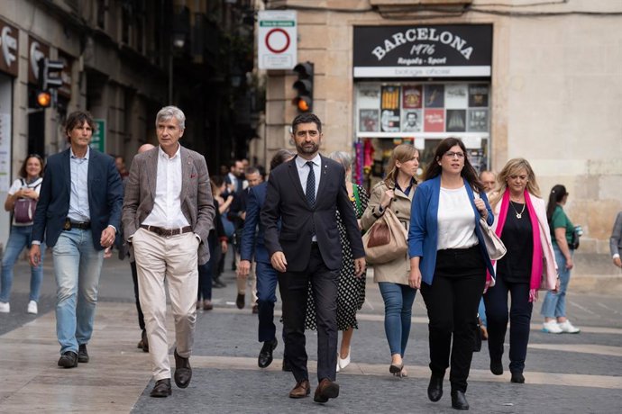 El vicepresident de la Generalitat, Jordi Puigneró, al costat de la resta de consellers de Junts a la seva arribada al Palau de la Generalitat per a la reunió extraordinria del Govern que abordar la crisi entre ERC i Junts.
