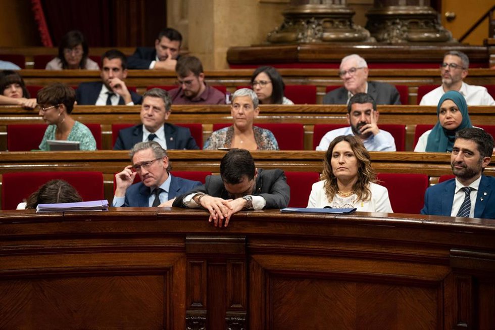 (I-D) El conseller de Empresa y Trabajo de la Generalitat, Roger Torrent (ERC); la consellera de Presidencia de la Generalitat, Laura Vilagr; y el vicepresidente de la Generalitat y conseller de Políticas Digitales e Infraestructuras, Jordi Puigneró, a