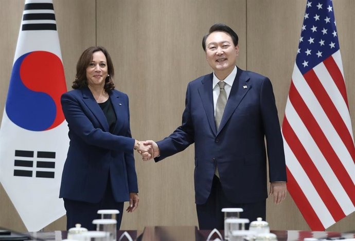 El presidente de Corea del Sur, Yoon Suk Yeol (d), recibe en Seúl a la vicepresidenta de EEUU, Kamala Harris (i)