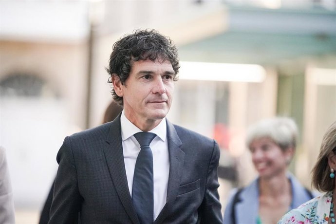 El diputado general de Bizkaia, Unai Rementeria, a su llegada a un debate de política general, en el Parlamento Vasco, a 22 de septiembre de 2022, en Vitoria-Gasteiz, Álava, Euskadi (España).