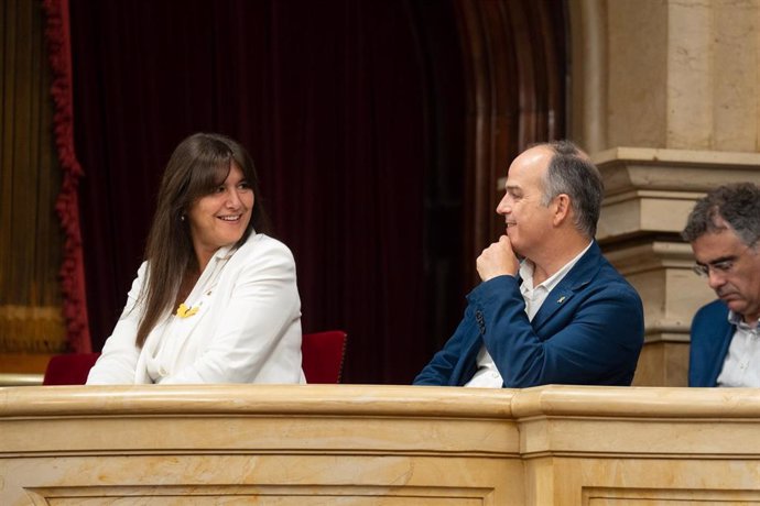 La presidenta de Junts, Laura Borrs, y el secretario general de Junts, Jordi Turull, conversan en el debate de política general anual, en el Parlament de Catalunya, a 27 de septiembre de 2022, en Barcelona, Cataluña (España).