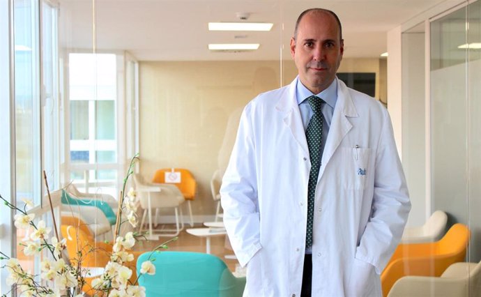 El director del programa de cáncer de mama del Hospital Ruber Internacional, Javier Cortés
