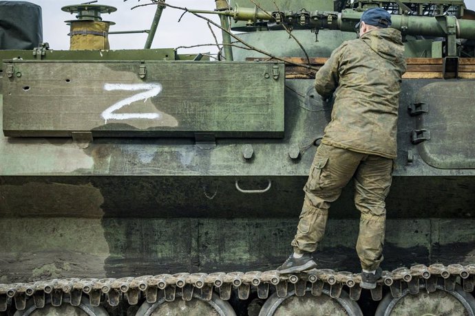 Soldat ucranés en un vehicle blindat capturat amb el símbol Z de l'exrcit rus a Kharkiv, Ucrana