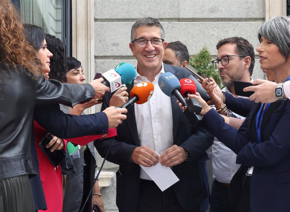 El portavoz del Grupo Parlamentario Socialista en el Congreso de los Diputados, Patxi López, ofrece declaraciones a los medios a su salida de una sesión plenaria, a 28 de septiembre de 2022, en Madrid (España).