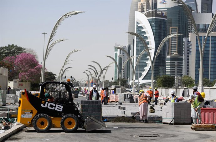 Archivo - 20 March 2022, Qatar, Doha: Construction workers renew paths in downtown Doha in the run-up to the 2022 FIFA World Cup. German Economy and Climate Protection Minister Robert Habeck is visiting Qatar as part of a three-day visit to the Persian 