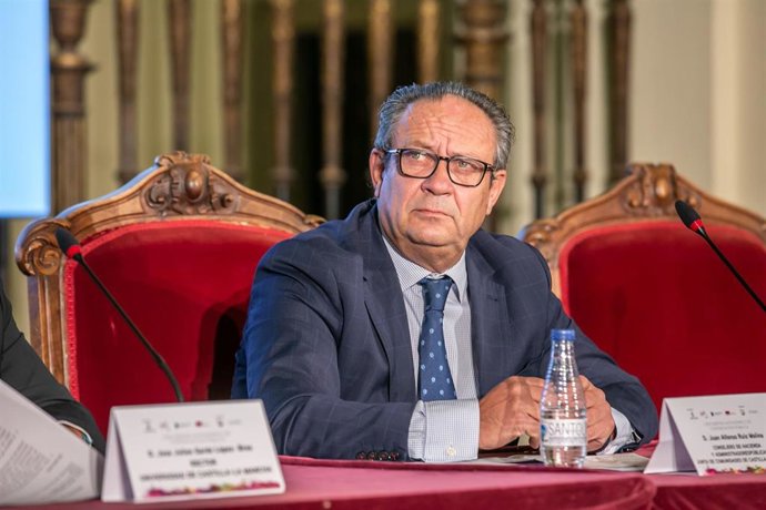 El consejero de Hacienda y Administraciones Públicas, Juan Alfonso Ruiz Molina, inaugura el I Encuentro Autonómico de Contratación Pública