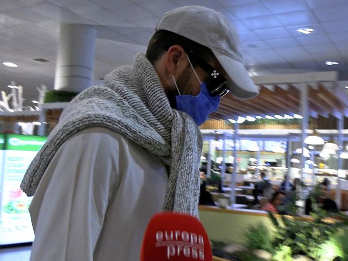Gerard Piqué, camuflado a su llegada a Barcelona
