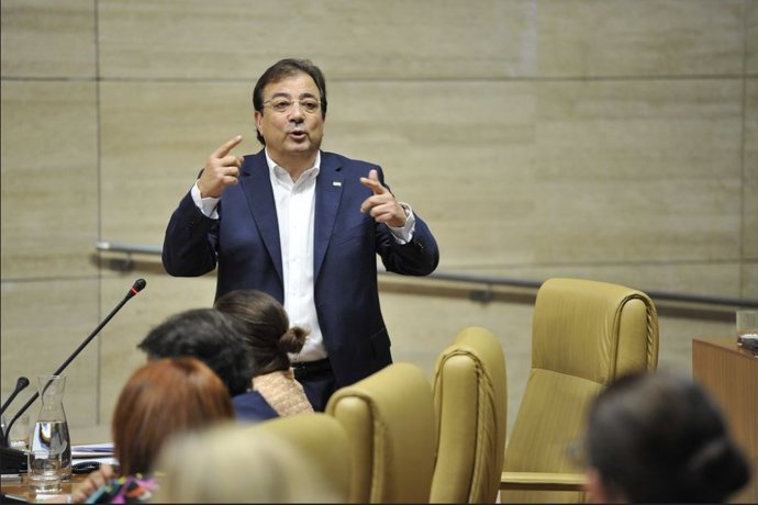 El presidente de la Junta de Extremadura, Guillermo Fernández Vara, en el pleno de la Asamblea.
