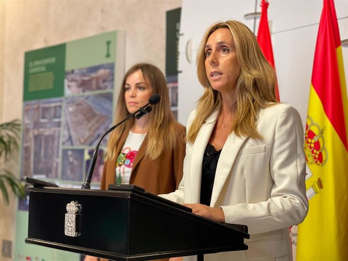 La concejala Pilar Torres, junto a Rebeca Pérez, da a conocer la medida