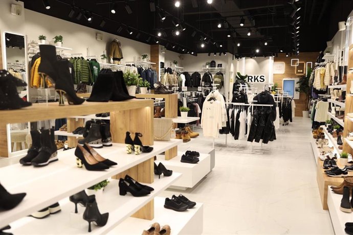 Los Arcos ha reforzado esta misma semana su oferta en moda urbana y juvenil con la apertura de RKS, un nuevo concepto que ofrecerá las últimas tendencias en calzado en piel, moda y complementos de las marcas más demandadas.