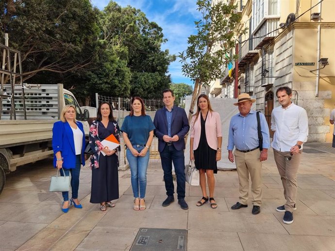 La portavoz de Ciudadanos (Cs) en el Ayuntamiento de Málaga, Noelia Losada, y el secretario de Acción Institucional, Alejandro Carballo, informan de una moción al pleno