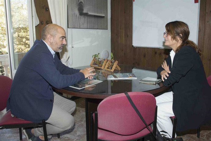 Manuel Chacón con la gerente de Ceacop.