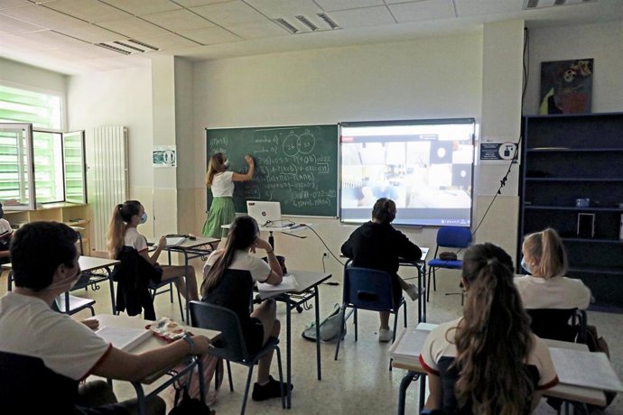 Archivo - Alumnos atienden durante una clase