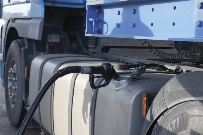 Una persona reposta gasolina en su camión en una gasolinera el día en que ha entrado en vigor la rebaja de 20 céntimos en el litro de la gasolina, a 1 de abril de 2022, en Albacete, Castilla-La Mancha (España). 