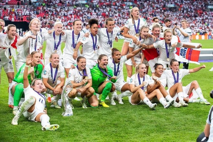 Archivo - La selección femenina de Inglaterra celebra la Eurocopa 2022.