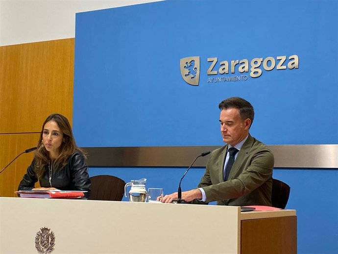 El consejero municipal de Urbanismo, Víctor Serrano, y la portavoz del PP, María Navarro.