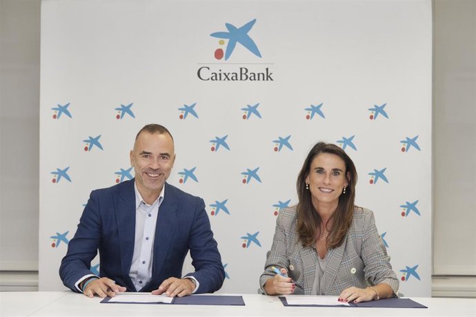 Isabel Moreno, directora territorial Ebro de CaixaBank, y Héctor Barbarin, director general de CNTA, en la firma del acuerdo.
