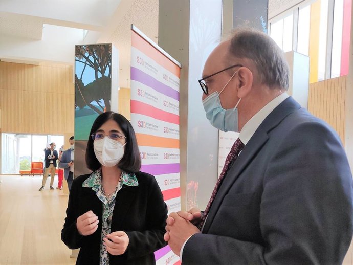 La ministra de Sanidad, Carolina Darias, y el director gerente del Hospital Sant Joan de Déu, Manel del Castillo