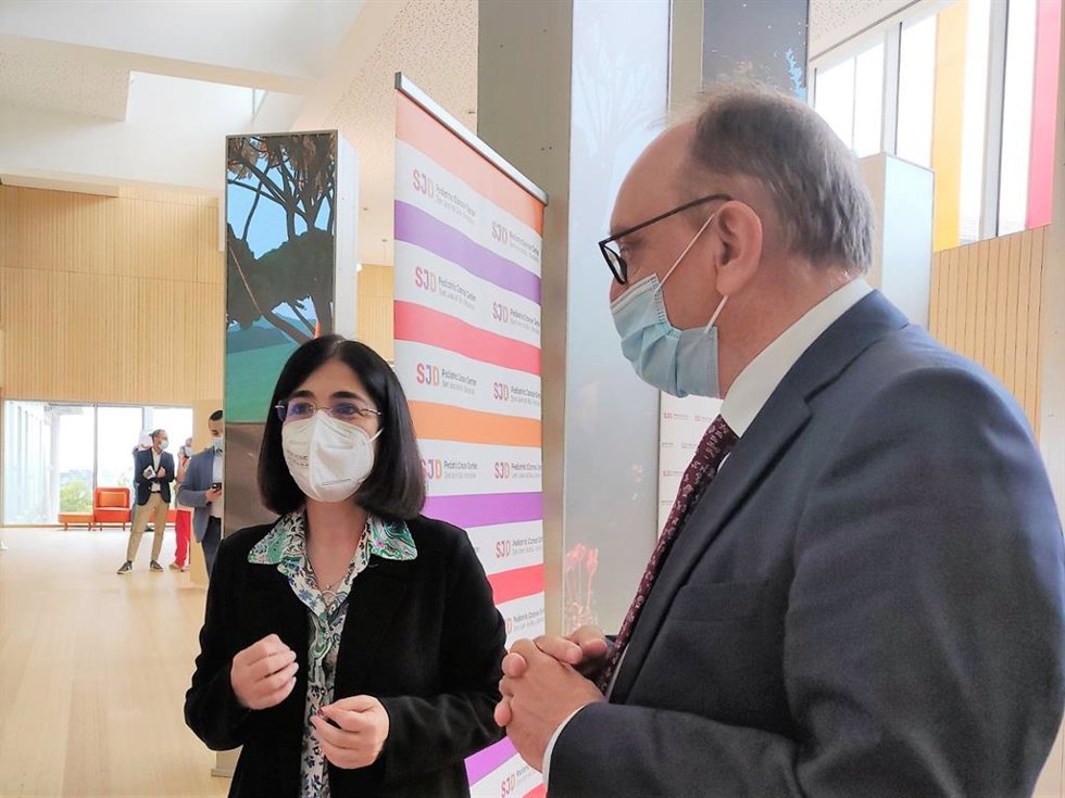 La ministra de Sanidad, Carolina Darias, y el director gerente del Hospital Sant Joan de Déu, Manel del Castillo