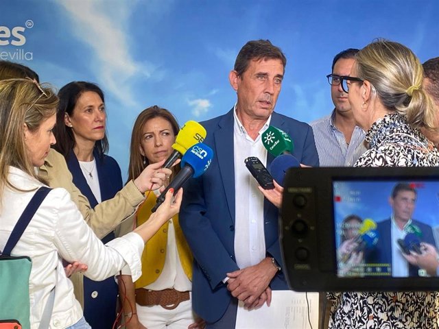 El presidente del Comité Organizador del Congreso (COC), el alcalde de Pilas José Leocadio Ortega, ha explicado este jueves la organización del congreso extraordinario del PP de Sevilla.