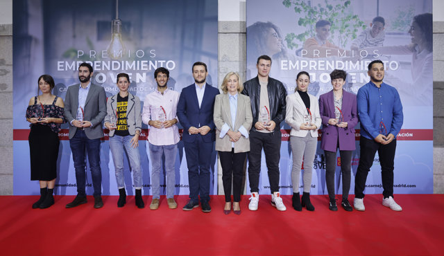 Foto familia de la entrega de los Premios regionales Emprendimiento Joven