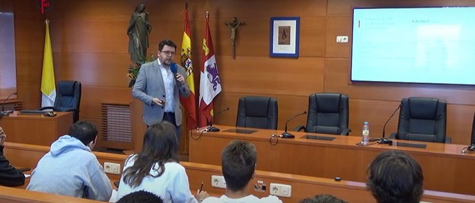 El profesor colombiano durante la conferencia en la UCAV.