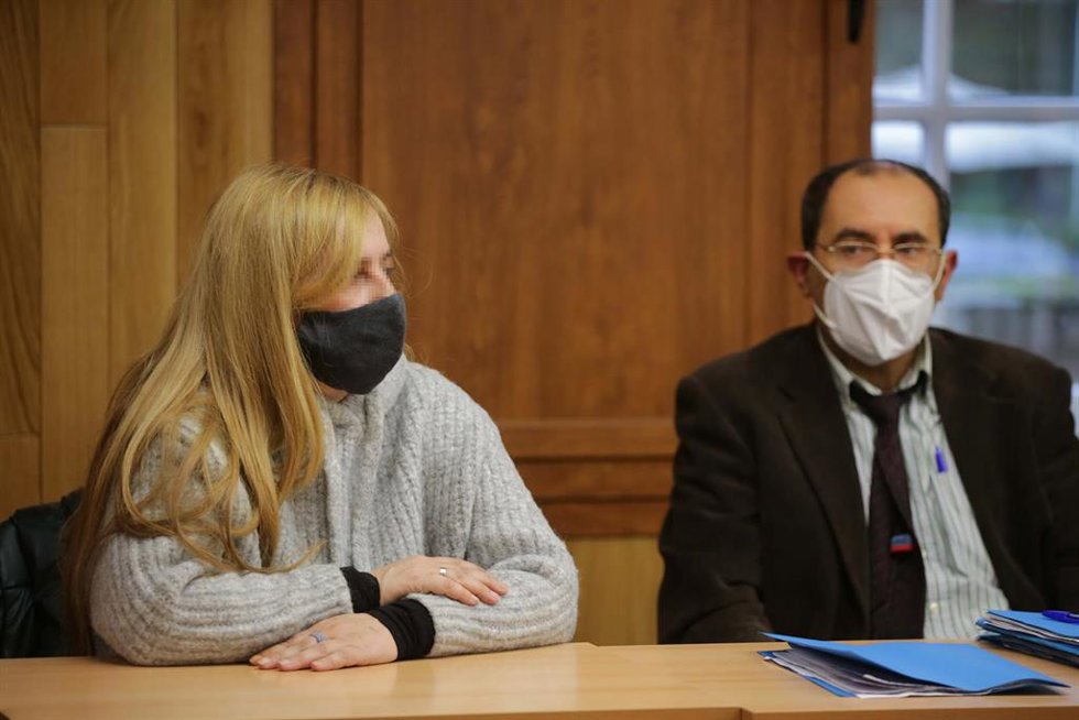 Archivo - La mujer condenada por el asesinato de su hija Desirée Leal, Ana Sandamil, y su abogado Luis Rifón, en el juicio por el crimen de la niña, en la Audiencia Provincial, a 14 de febrero de 2022, en Lugo