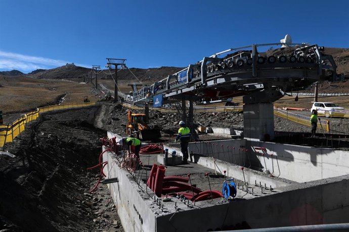 Obras de los dos nuevos remontes de Sierra Nevada (Archivo).