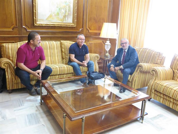 El presidente de la Asamblea, Alberto Castillo, recibe a Santiago Navarro, secretario General de  CCOORM y a José María López Guillén, secretario de Acción Institucional, Políticas Públicas y Prestaciones Sociales de esta entidad