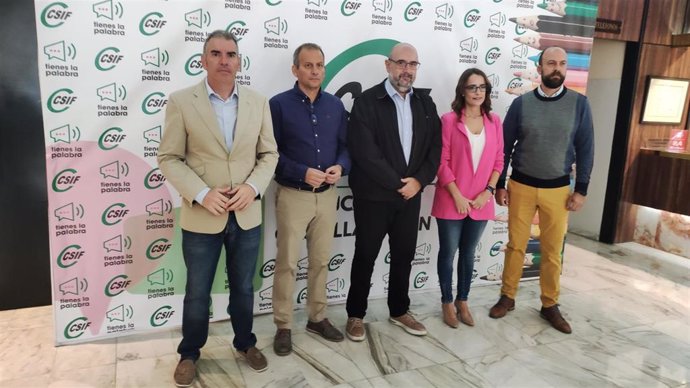 Los responsables regionales y nacionales de CSIF con delegados de Educación.