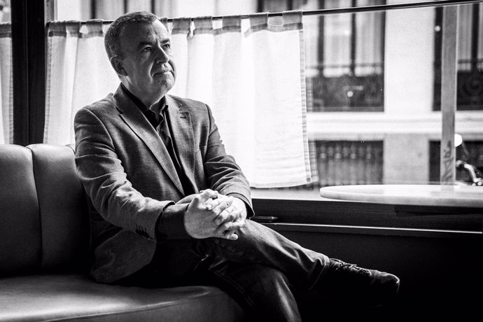 Archivo - El escritor Lorenzo Silva durante una entrevista con Europa Press, en el Hotel de las Letras, a 11 de mayo de 2022, en Madrid (España). Silva presenta su libro de relatos bélicos 'Nadie por delante'. Se trata de un conjunto de relatos de ficci